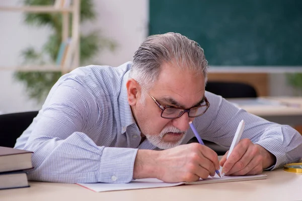 Viejo profesor en el aula — Foto de Stock