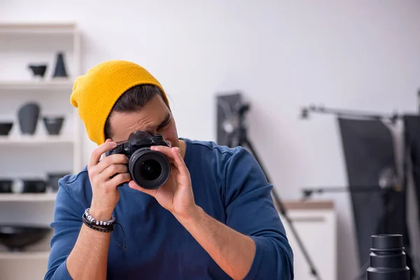 Mladý muž fotograf pracující ve studiu — Stock fotografie