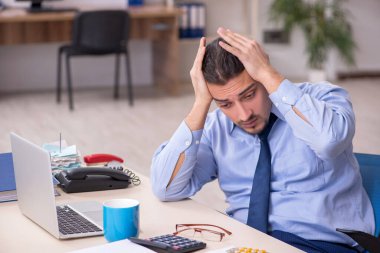 Hasta erkek çalışan işyerinde acı çekiyor.