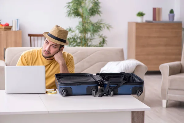 Jeune homme se préparant pour le voyage à la maison — Photo