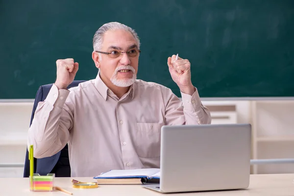 Viejo profesor en el aula — Foto de Stock