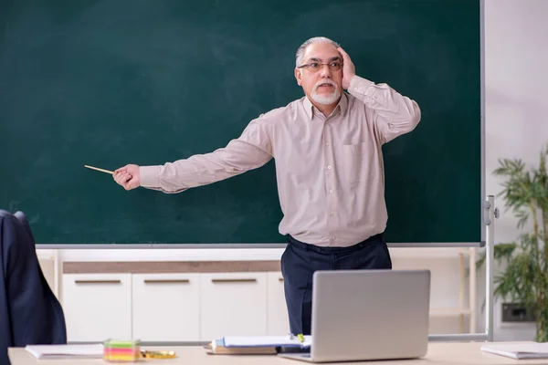 Oude mannelijke leraar in de klas — Stockfoto