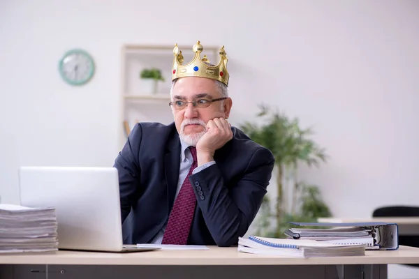 Old king businessman employee at workplace — Stock Photo, Image