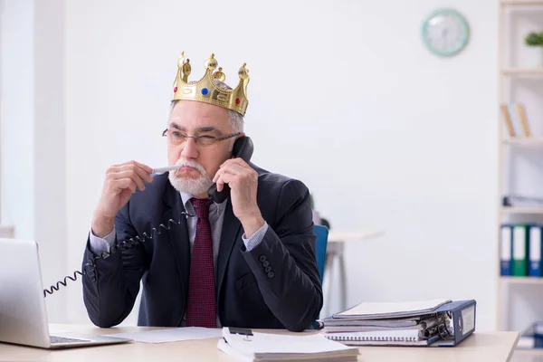 Old king businessman employee at workplace — Stock Photo, Image