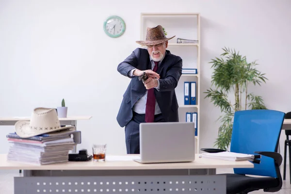 Divertente vecchio capo in cappello da cowboy in ufficio — Foto Stock