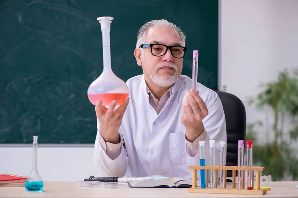 Ervaren oude wetenschapper die in het lab werkt — Stockfoto