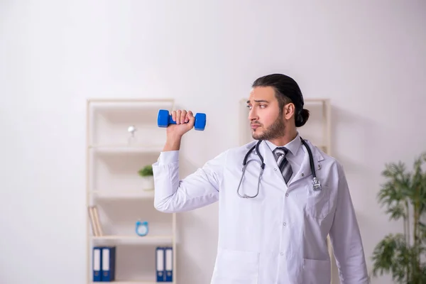 Jovem médico do sexo masculino trabalhando na clínica — Fotografia de Stock