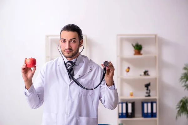 Klinikte çalışan genç erkek doktor. — Stok fotoğraf