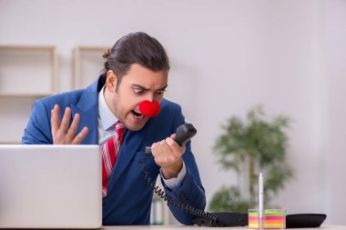 Ofiste çalışan komik bir palyaço.