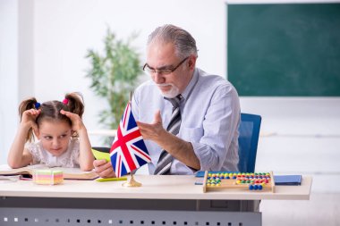 Okuldaki eski öğretmen ve kız öğrenci.