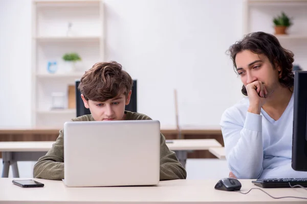 Père et fils dans ce concept — Photo