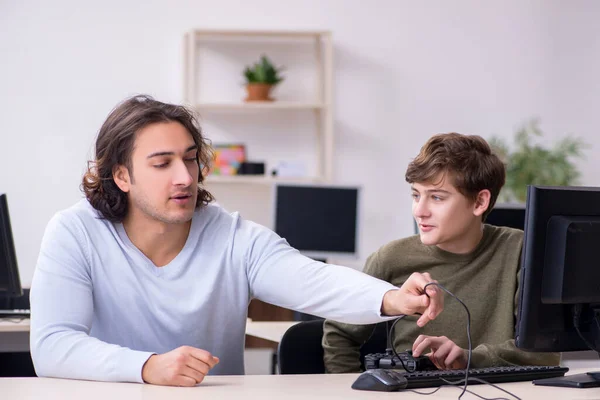 Pai e filho jogando jogos de computador — Fotografia de Stock