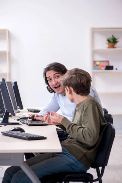 Pai e filho nele conceito — Fotografia de Stock