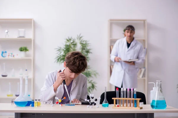 Jovens químicos pai e filho no laboratório — Fotografia de Stock