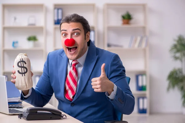 Смешной клоун, работающий в офисе — стоковое фото