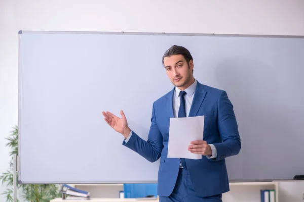 Joven empleado en concepto de presentación de negocios — Foto de Stock