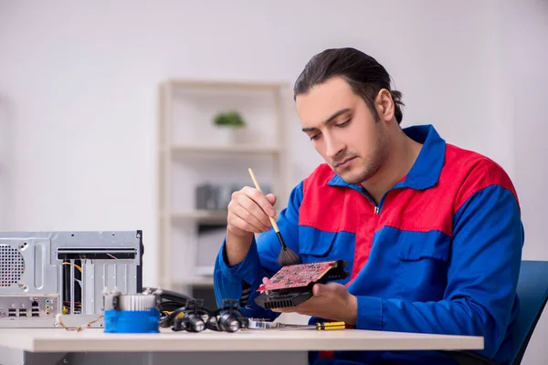 若い男性修理コンピュータ — ストック写真