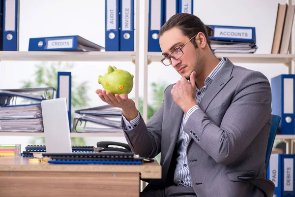 Jovem homem empresário empregado no local de trabalho — Fotografia de Stock