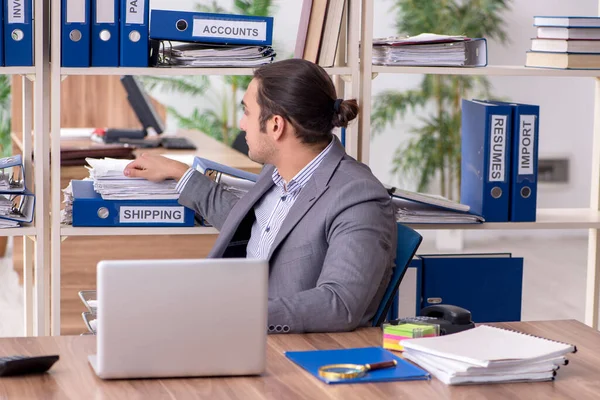 Jovem homem empresário empregado no local de trabalho — Fotografia de Stock