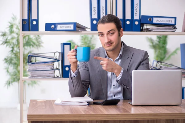 Jeune homme d'affaires salarié sur le lieu de travail — Photo