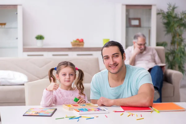 Tre generazioni di famiglia nel concetto di sviluppo precoce — Foto Stock