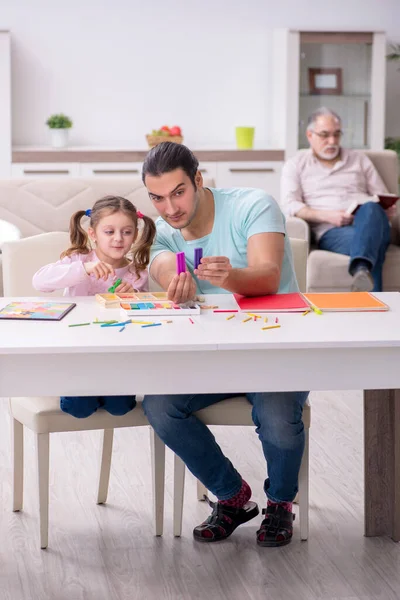 Três gerações de família no conceito de desenvolvimento inicial — Fotografia de Stock