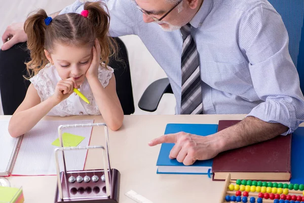 Oude leraar en schoolmeisje op school — Stockfoto