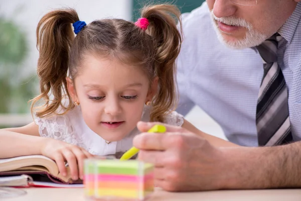 Gamla lärare och skolflicka i skolan — Stockfoto