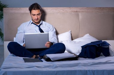 Yorgun işadamı gece fazla mesai yapıyor.