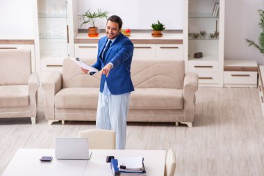 Evden kendini izole etme konseptiyle çalışan genç bir erkek işçi.