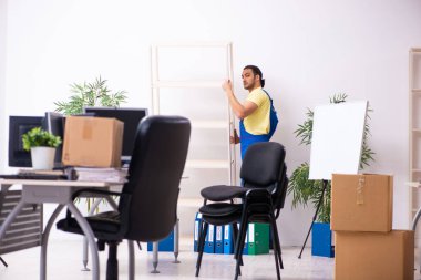 Genç erkek müteahhit taşınma konseptinde