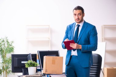 Hareket konseptinde genç bir erkek çalışan