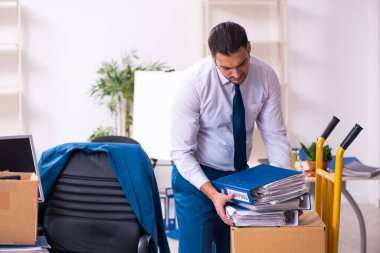 Hareket konseptinde genç bir erkek çalışan