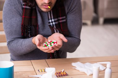 Genç adam evde acı çekiyor.