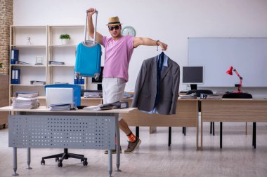 Genç erkek çalışanımız geziye hazırlanıyor.