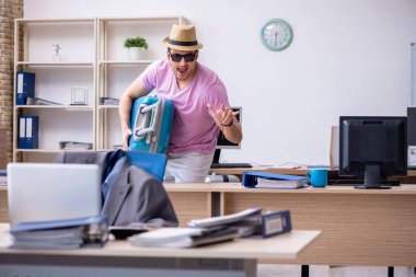 Genç erkek çalışanımız geziye hazırlanıyor.