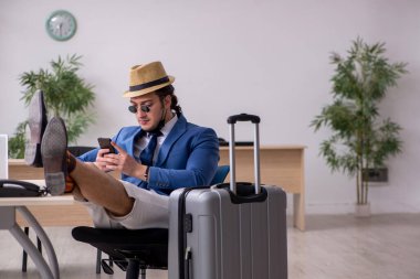 İş adamı salgın sırasında geziye hazırlanıyor