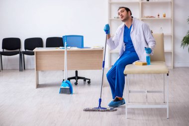 Genç erkek müteahhit salgın konseptinde dezenfekte kliniği
