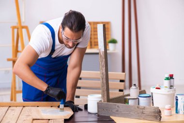 Genç erkek müteahhit atölyede çalışıyor.