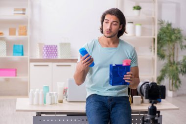 Genç erkek alışverişkolik kayıt videosu blogu için.