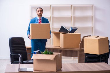 Taşınma konseptinde çalışan genç bir erkek.