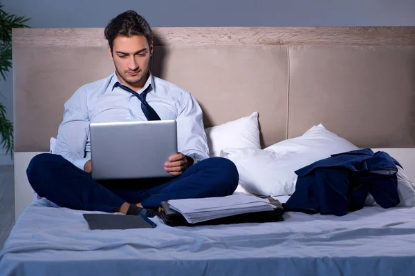 Empresário cansado trabalhando horas extras em casa à noite — Fotografia de Stock