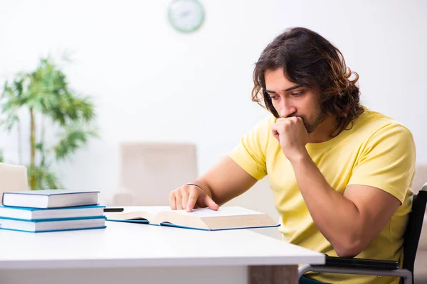 Estudante com deficiência do sexo masculino se preparando para exames em casa — Fotografia de Stock