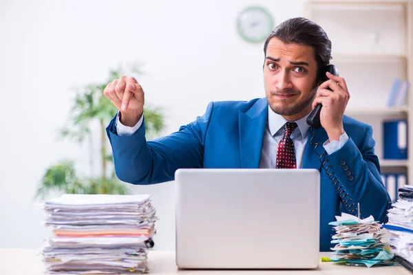 Junge männliche Mitarbeiter unzufrieden mit exzessiver Arbeit — Stockfoto