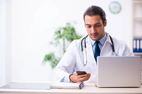 Jung männlich handsome doktor working im die klinik — Stockfoto