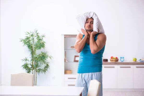 Jeune homme se réveillant à la maison — Photo