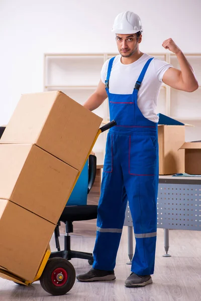 Jovem profissional do sexo masculino mover fazendo realocação em casa — Fotografia de Stock