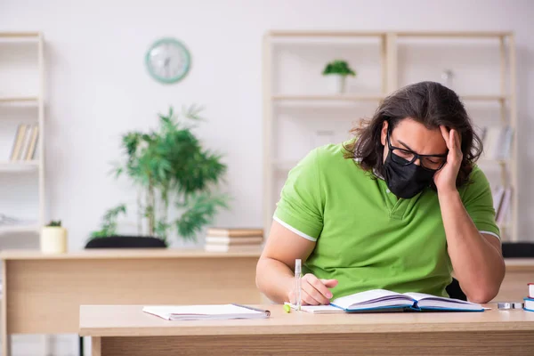 Estudiante joven que estudia en casa en el concepto de autoaislamiento —  Fotos de Stock