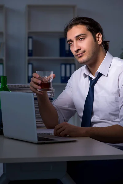 Empresario adicto al alcohol que trabaja hasta tarde en la oficina —  Fotos de Stock