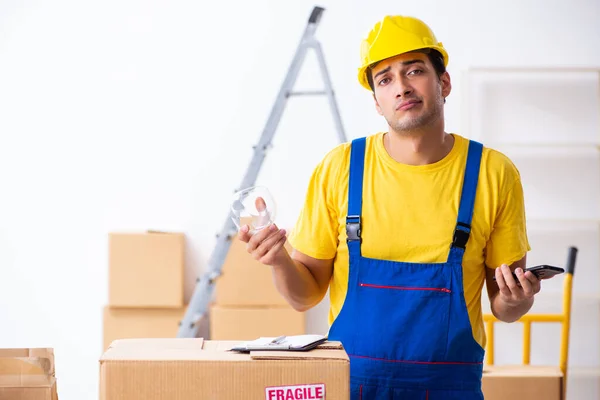 Joven macho profesional mover haciendo casa reubicación —  Fotos de Stock